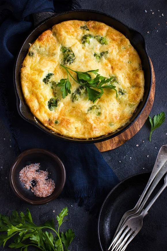 Frittata z brokułami i serem