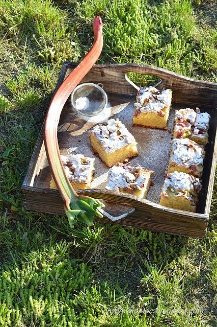 Drożdżowe ciasto bez wyrabiania z rabarbarem i truskawkami