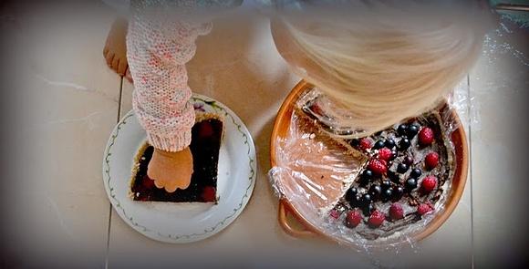 Surowa tarta kokosowo-owsiana z awokado i karobem