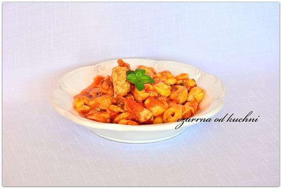 Tortellini z sosem pomidorowym i kurczakiem