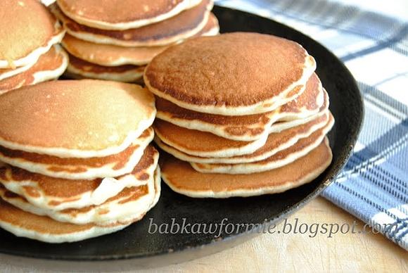 Klasyczne pancakes - prosty przepis na placuszki z owocami