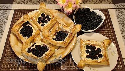 Ciastka z ciasta francuskiego z owocami