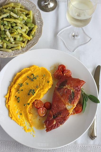 Kurczak saltimbocca - włoska potrawa z mięsa, szynki i szałwii