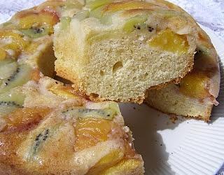 Odwrócone brzoskwinie z kiwi w ucieranym cieście