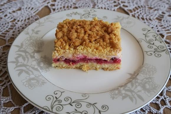 Kruche ciasto z czerwoną porzeczką