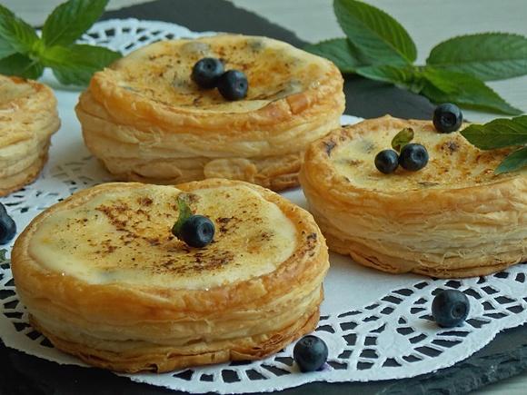 Francuskie ciasteczka z jagodami i kremem mascarpone