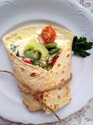 Tortilla z bobem i wędzonym serem
