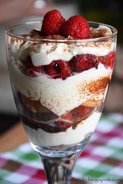 Deser z malinami mascarpone kakao i biszkoptami