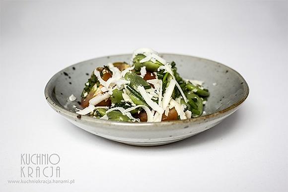 Sałatka z bobem, pomidorami koktajlowymi i serem cheddar