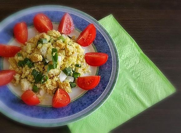 Sałatka z kurczaka w curry z kuskusem i pomidorami