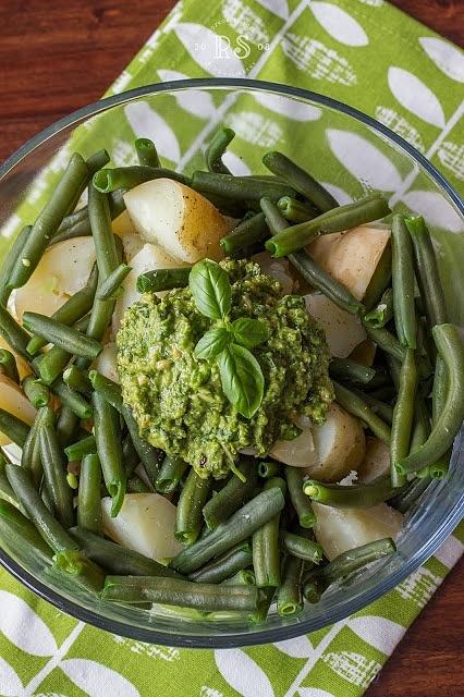 Sałatka ziemniaczana z zieloną fasolką i pesto