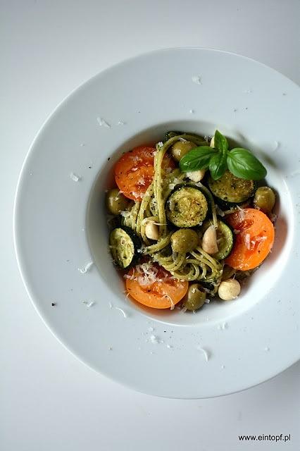 Makaron z pesto, cukinią, pomidorami, oliwkami i orzechami
