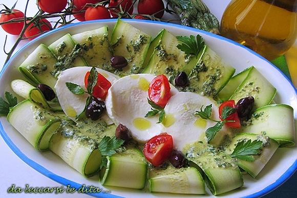 Carpaccio z cukinii z ziołowym pesto i mozzarellą