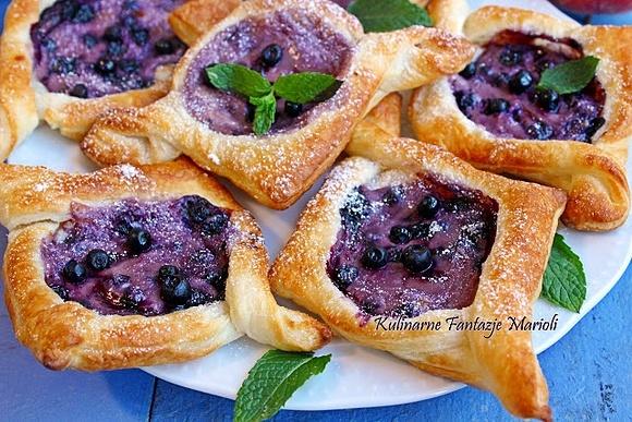 Francuskie ciastka z jagodami i mascarpone