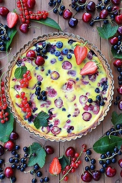 Tarta z sezonowymi owocami lata