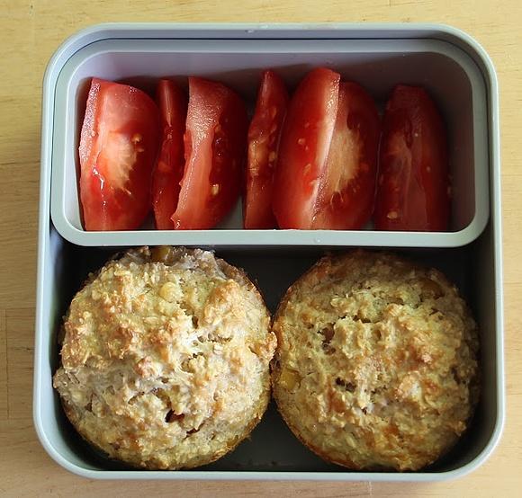 Wytrawne muffiny owsiane z parmezanem, szynką i papryką