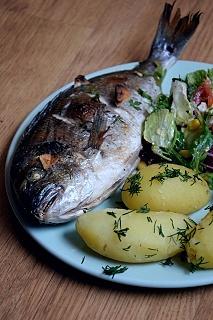 Pieczona dorada z pietruszką i czosnkiem