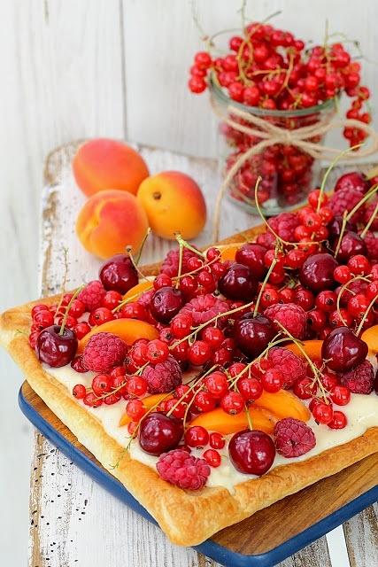 Letnia tarta z owocami i budyniem