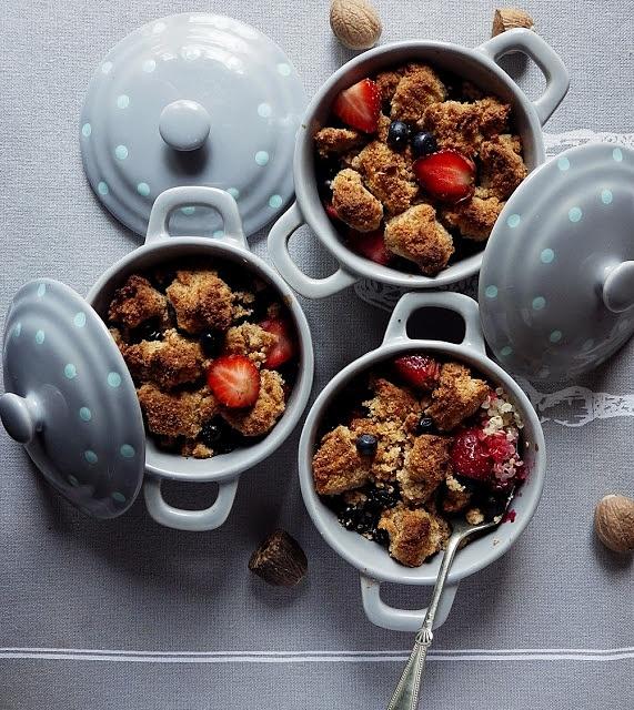 Quinoa zapiekana z truskawkami i jagodami pod kokosową kruszonką