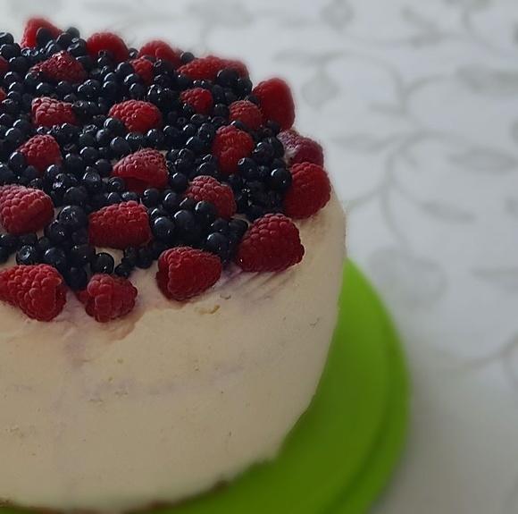 Śmietanowy tort z owocami