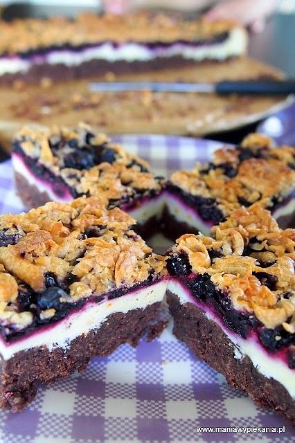 Ciasto z jagodami i budyniową pianką