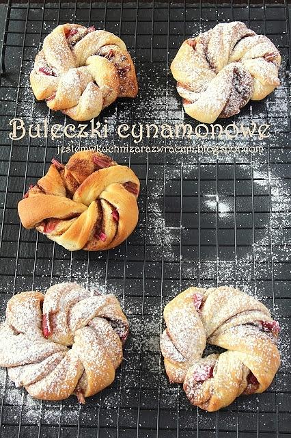 Bułeczki cynamonowe drożdżówki z cynamonem i masłem