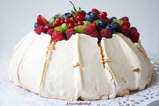 Pavlova z letnimi owocami