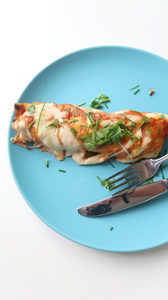 Enchiladas z mięsem mielonym, serem i sosem pomidorowym