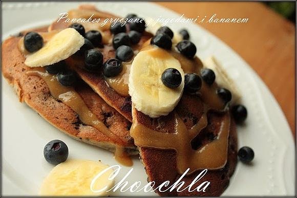 Gryczane pancakes z jagodami i bananem