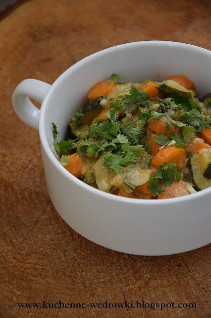 Żółte curry z marchewkami i cukinią