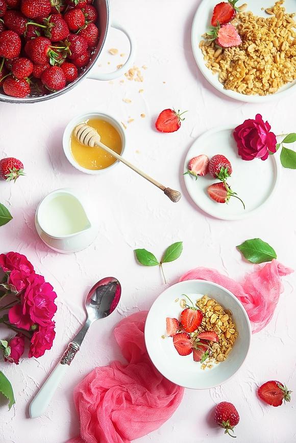 Granola z orzeszkami ziemnymi i truskawkami