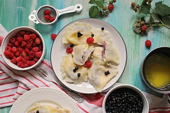 Szybkie pierogi z białym serkiem i jagodami