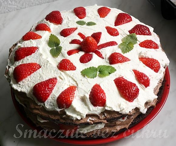 Tort czekoladowy z podwójnym kremem i truskawkami na dietę niskoglikemiczną