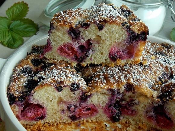Kokosowe ciasto drożdżowe z jagodami i malinami
