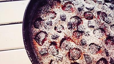 Jogurtowe ciasto z truskawkami i czekoladą