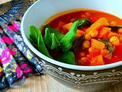 Curry z ciecierzycą, dynią i szpinakiem