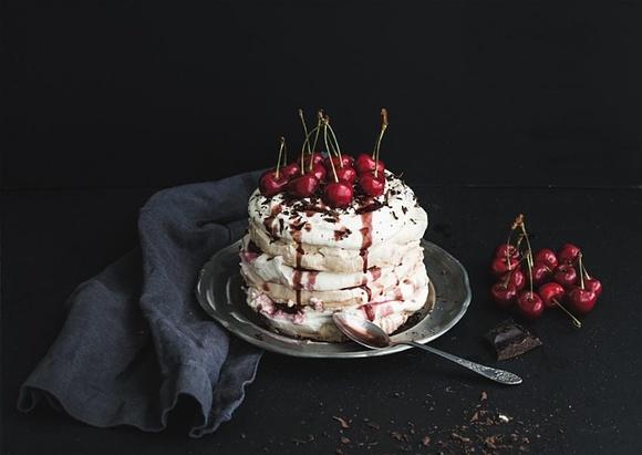 Pavlova z kremem i czereśniami