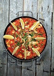Paella z kurczakiem i chorizo