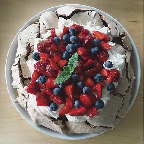 Czekoladowa Pavlova z truskawkami i bitą śmietaną