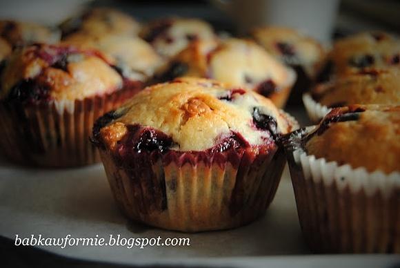Muffiny kokosowe z czarną porzeczką i białą czekoladą