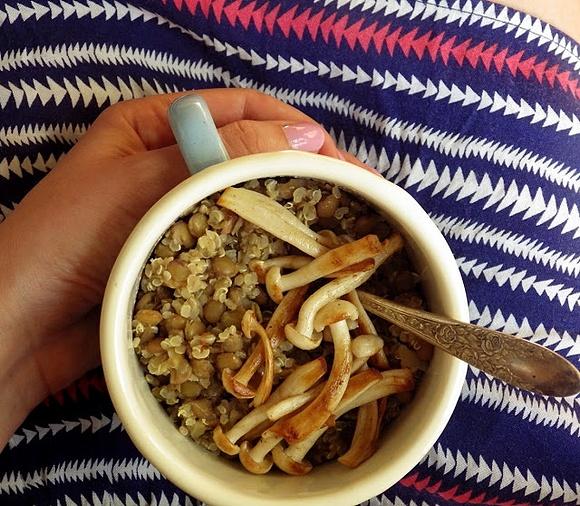 Prosta quinoa z zieloną soczewicą i białymi grzybkami shimeji