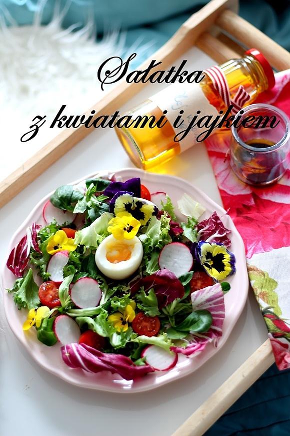 Śniadaniowa sałatka z jajem, kwiatami i warzywami