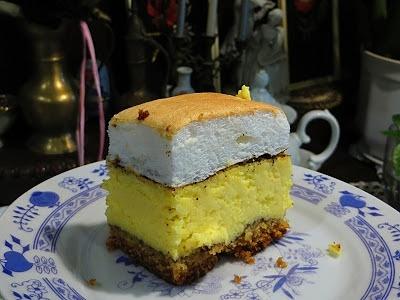 Sernik z rosą i kawą