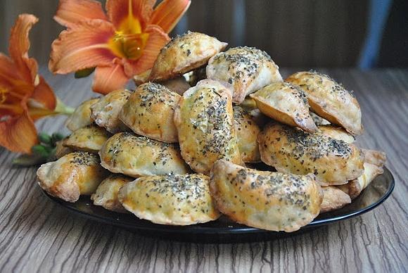 Pieczone pierożki ze szpinakiem i fetą