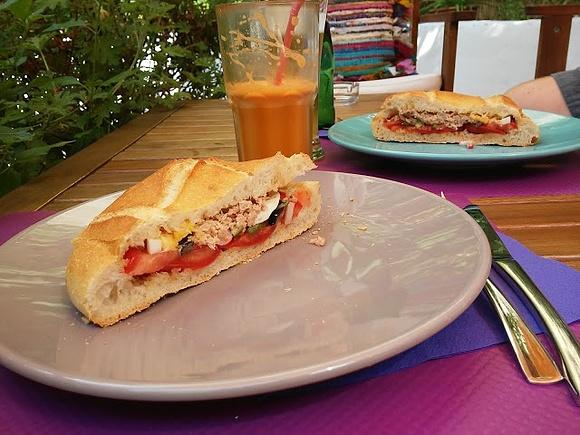 Pan Bagnat francuska kanapka z tuńczykiem i warzywami