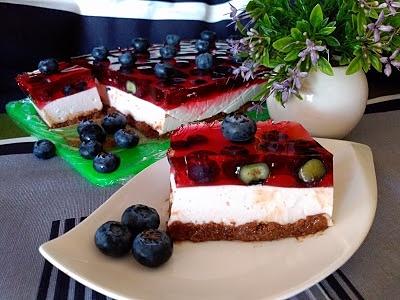 Sernik na zimno z galaretką i jagodami