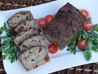 Pieczona pierś z indyka z suszonymi pomidorami i czosnkiem niedźwiedzim