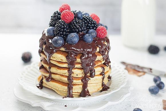 Amerykańskie pancakes puszyste i puchate na śniadanie