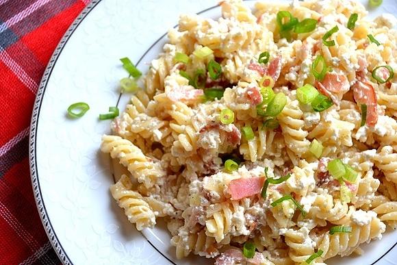 Makaron z twarogiem, boczkiem i cebulką