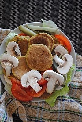 Cukiniowe placki wytrawne z sałatą i pomidorem